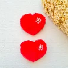 Parzinho de laços corações com cristais e strass com bico e pato e borrachinha antideslizante.