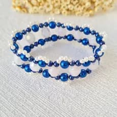 Pulseira com elástico feita em pérolas.