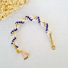 Pulseira da moda em cristais e pérolas com acabamento em fecho e pingente dourado.