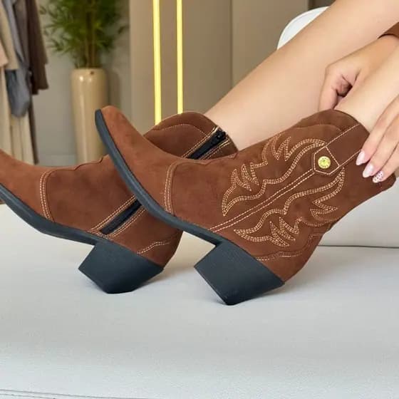 Bota Western Feminina Cano Médio Marrom Preto Salto Bloco Grosso Bordada Camurça Texana Moda Confortavel Tendencia