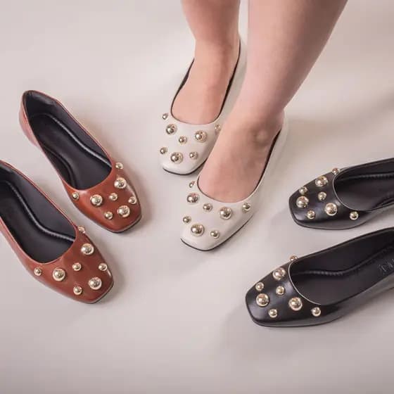 Sapatilha Feminina Moderna Bolas Douradas Bico Quadrado Confortável Estilo Casual Elegante Leve Tendencia Moda