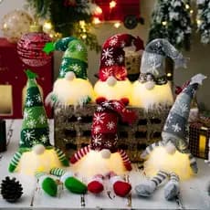 Boneca Sem Rosto Da Mesa De Natal Do Gnomo Com Decorações Dos Ornamentos Das Luzes