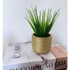 Vaso moderno canelado dourado luxo com planta artificial, grama, matinho verde