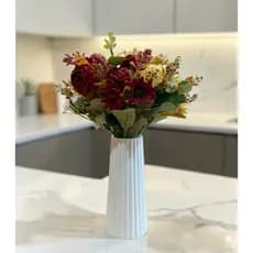Arranjo centro de mesa, luxo, vaso alto canelado com flores artificiais