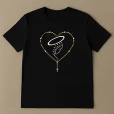 Camiseta Religiosa Algodão – Estampa Sagrada com Terço e Coração
