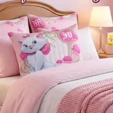 Fronha Infantil 70x50 Gata Marie | Capa de Travesseiro Menina | Decoração Quarto Infantil | Toque Macio | Presente Ideal