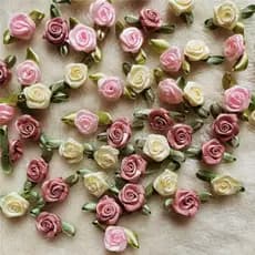 100 Pçs/Lote Mini Artesanal Rosa Flor Fita De Cetim Rosetas Apliques De Tecido Para Decoração De Casamento Artesanato Ac