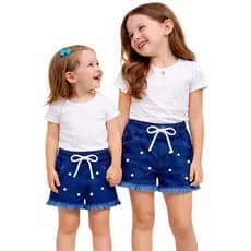 Shorts Jeans Infantil Short Barra Desfiada Short Jeans Infantil com Pérolas e Laço Estilo Fashion