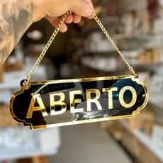 PLACA ABERTO E FECHADO EM ACRILICO ESPELHADO COM CORRENTE