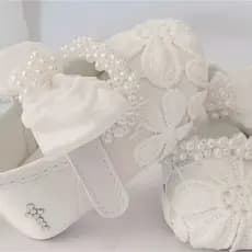 Sapatinho batizado para bebe com renda florida perolas bordadas laço cetim