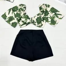 Conjunto camisa com tamanho unico da pra amarra atras com elastano e com estampa  short com ziper sem bolso