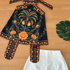 Conjunto Verão Blusa Sem Mangas Decote Halter Estampa Floral Tropical e Short Liso Elegante