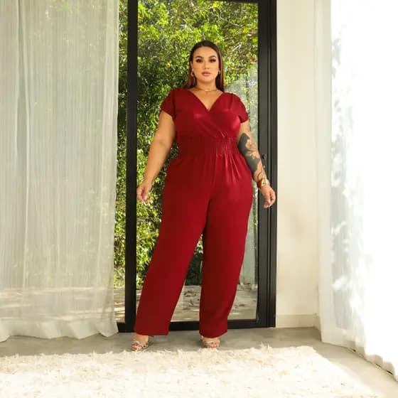 Macacão Pantalona Lastex na Cintura que Modela Plus Size Transpassado Decote V Confortável Lia Rosa