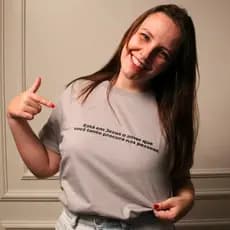 Camiseta Cristã Evangelística “O Amor que você tanto procura” – Estampa Frente e Costas Cinza