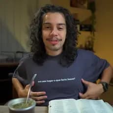 Camiseta Cristã Evangelística “Em Seu Lugar o Que Faria Jesus?” – Estampa Frente e Verso Chumbo