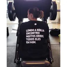 Camiseta Cristã Evangelística “Lendo a Bíblia encontrei muitos erros” – Estampa Frente e Costa Preta