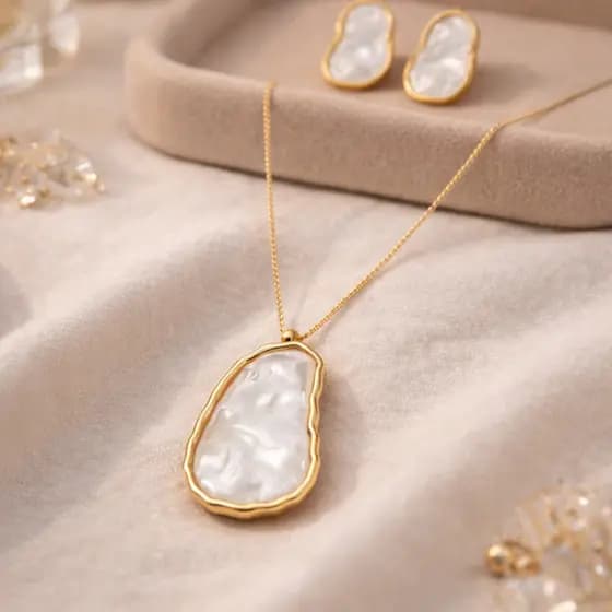 Colar Feminino Dourado com Pedra Madre Pérola + Brinco Conjunto Elegante Luxo