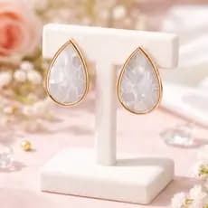 Brinco Gota Elegante Dourado com Pedra Marmorizada Branca (Efeito Madrepérola)– Sofisticação e Estilo