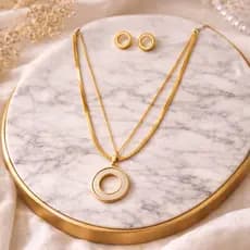 Conjunto Colar Duplo Dourado com Pingente Circular + Brincos Elegantes Feminino