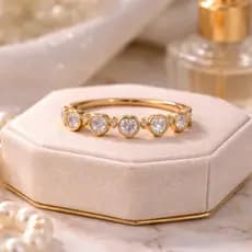Anel Feminino Dourado com Corações de Zircônia – Delicado e Elegante