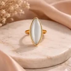 Anel Feminino Dourado com Pedra da Lua Grande Elegante Luxo
