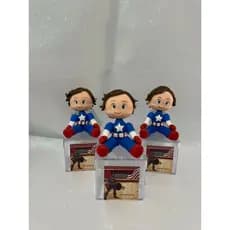 Bonequinho em biscuit  e escudo Capitao america