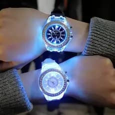 Luminoso Luz-Up Coreano Brilho Em LED Escuro Pulseira De Relógio De Jóias Relo