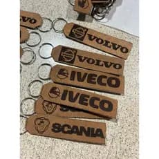 chaveiro em suede com gravação a laser modelo scania, volvo iveco caminhão carreta