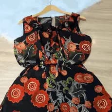 Macaquinho Feminino Soltinho Estampa Floral - Sem Mangas, Babado na Frente, Cintura Ajustável, Com Bolsos