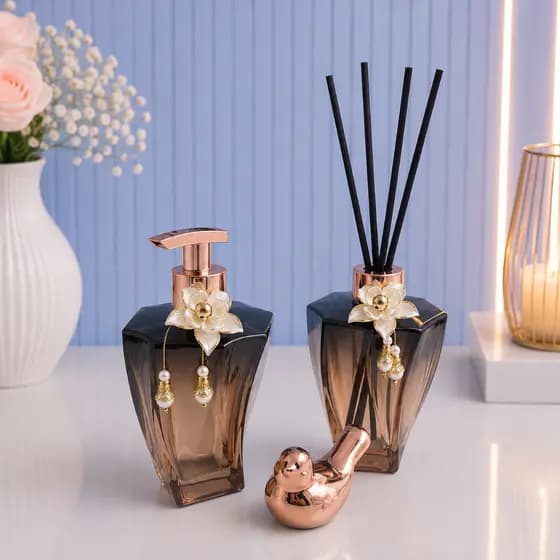 Kit Lavabo Preto com Flor e Detalhes Dourados – Aromatizador e Saboneteira de Vidro Vidro Elegance