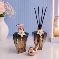 Kit Lavabo Preto com Flor e Detalhes Dourados – Aromatizador e Saboneteira de Vidro Vidro Elegance