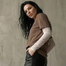 Blusa Modelo Oversized Manga Longa Com Detalhe de Renda Estilosa