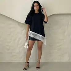Blusa Feminina T-shirt Assimétrica com Renda na Barra Estilosa