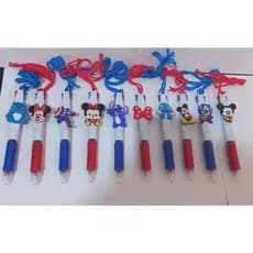 caneta com cordão tinta azul e vermelha na mesma caneta com personagem