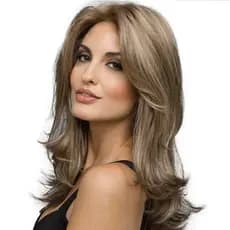 A peruca é dividida em moda feminina enrolada de cabelo de comprimento médio