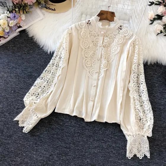 Camisa Feminina Versátil de Renda Floral com Decote Redondo Vazado HJMA