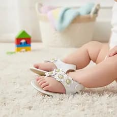 Sandália Chinelo Bebê Menina Flor e Stras Com Conforto e Qualidade Cor Branco
