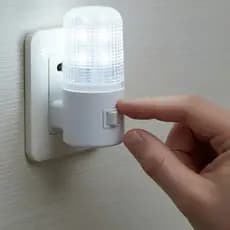 Luminária LED de Luz Suave de Tomada Leitura Noite Criança Mini Abajur Bivolt Quarto Escritório Sala