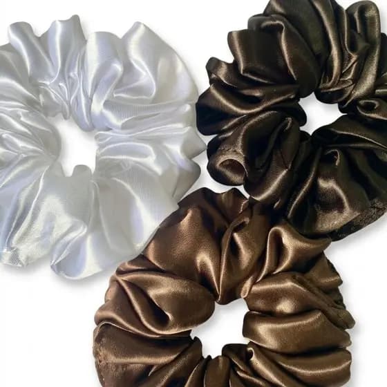 Kit 3 Scrunchies de Cetim Premium – Xuxas de Cabelo Antifrizz Luxo