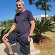 Bermuda Moletinho Masculina Básica Short Mauricinho Moletom Liso Macio Algodão Bolso Casual Academia