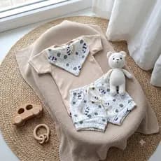 Conjunto Bebê 3 Peças Body Manga Curta Short Estampado com Cordão Babador Bandana Roupa Infantil