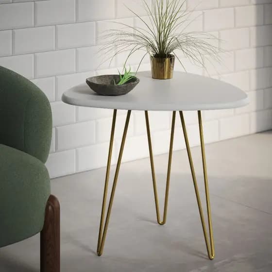 Mesa Lateral Tripe Clips Base Ferro Tampo Triangular 53cm de Madeira Decoração Apoio de Canto Sala