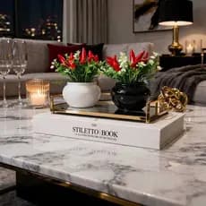 Vasinho de cerâmica branco ou preto com pimenta artificial para decoração