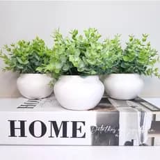 Vasinho de cerâmica com folhagem de eucalipto artificial para decoração