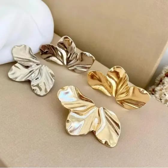 Brinco Feminino Meia folha Petala Martelado Flor Folheado a Ouro 18k e Prata 925 Luxo