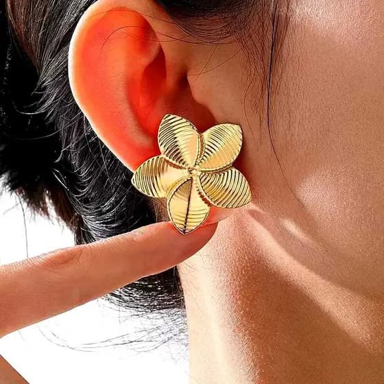 Brinco Folheado Flor Cinco Pétalas Minimalista Sofisticado Folheado a Ouro 18k
