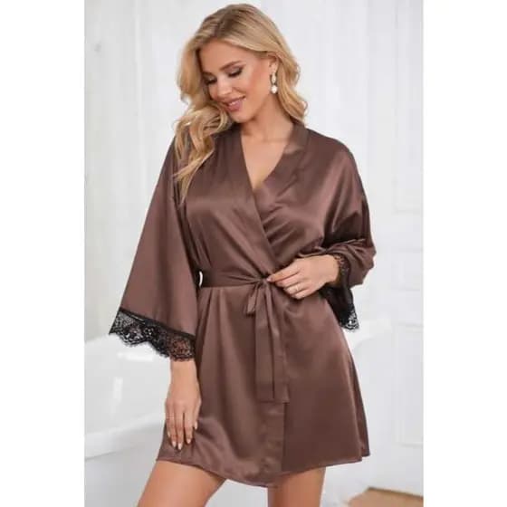 Robe de Cetim Marrom Luxuoso com Detalhes em Renda