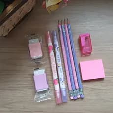 Kit Papelaria Contendo Itens Básicos Em Tons De Rosa E Lilás