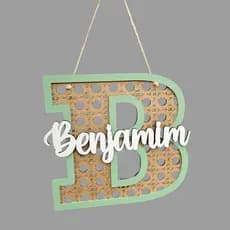 Letra Inical com nome com fundo em palha indiana decoraçao minimalista para bebes