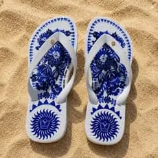 Chinelo de Dedo Feminino Branco com Estampa Tropical Colorida Leve
